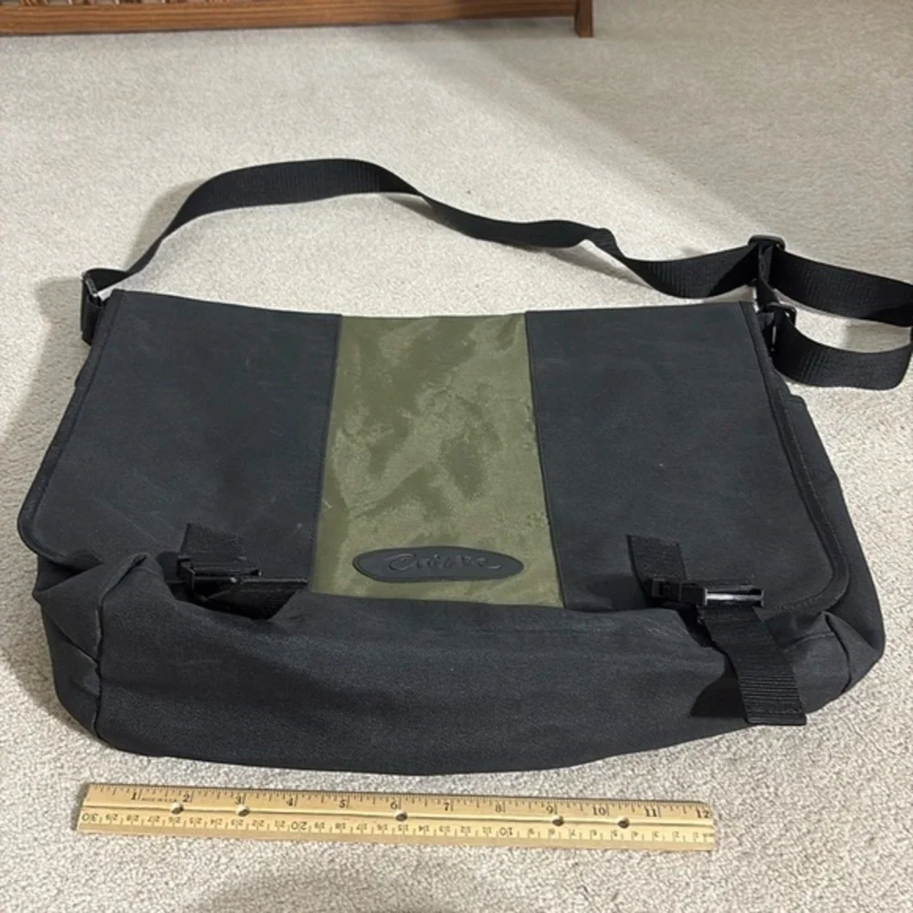 🗄️ Curve black and green oversized messenger bag: